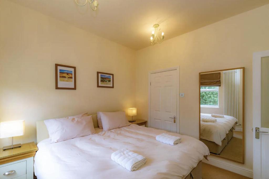 Park Crescent apartment 6