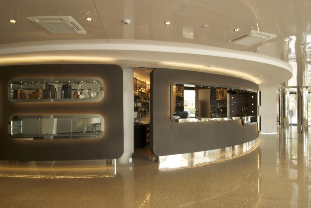 - un hall avec deux grandes fenêtres dans un bâtiment dans l'établissement Hotel Le Palme - Premier Resort, à Milano Marittima 59 autres photos