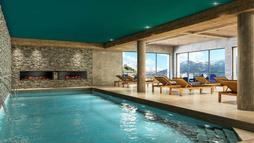- une piscine avec une cheminée dans une maison dans l'établissement HIGALIK HOTEL, aux Menuires