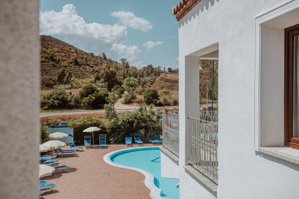 - une vue depuis le balcon d'un complexe avec piscine dans l'établissement Resort Fior di Sardegna, à Posada
