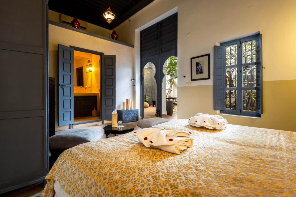 une chambre avec un lit avec des serviettes dessus dans l'établissement Riad 64 Maison D'hôtes & Spa, à Marrakech