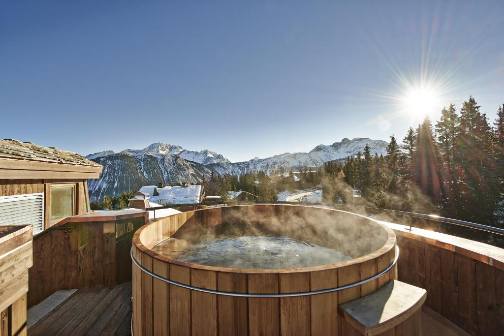 un bain à remous sur une terrasse avec vue sur les montagnes dans l'établissement Apogée Courchevel, Oetker Hotels, à Courchevel