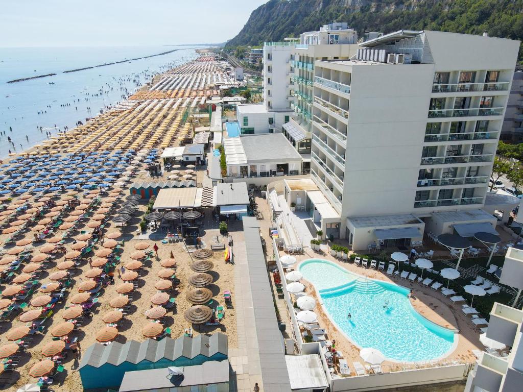 - une vue aérienne sur un complexe avec piscine et plage dans l'établissement Nautilus Family Hotel, à Pesaro