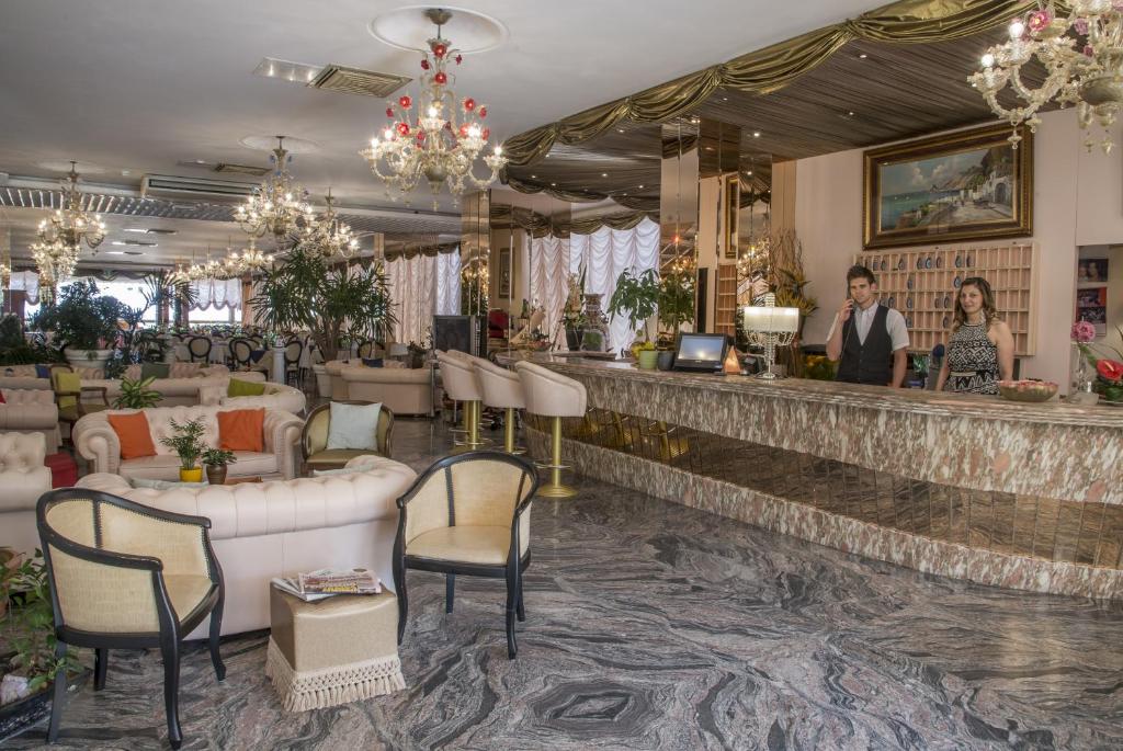 - un hall avec un bar pouvant accueillir 2 personnes au comptoir dans l'établissement Hotel Baia Marina, à Cattolica