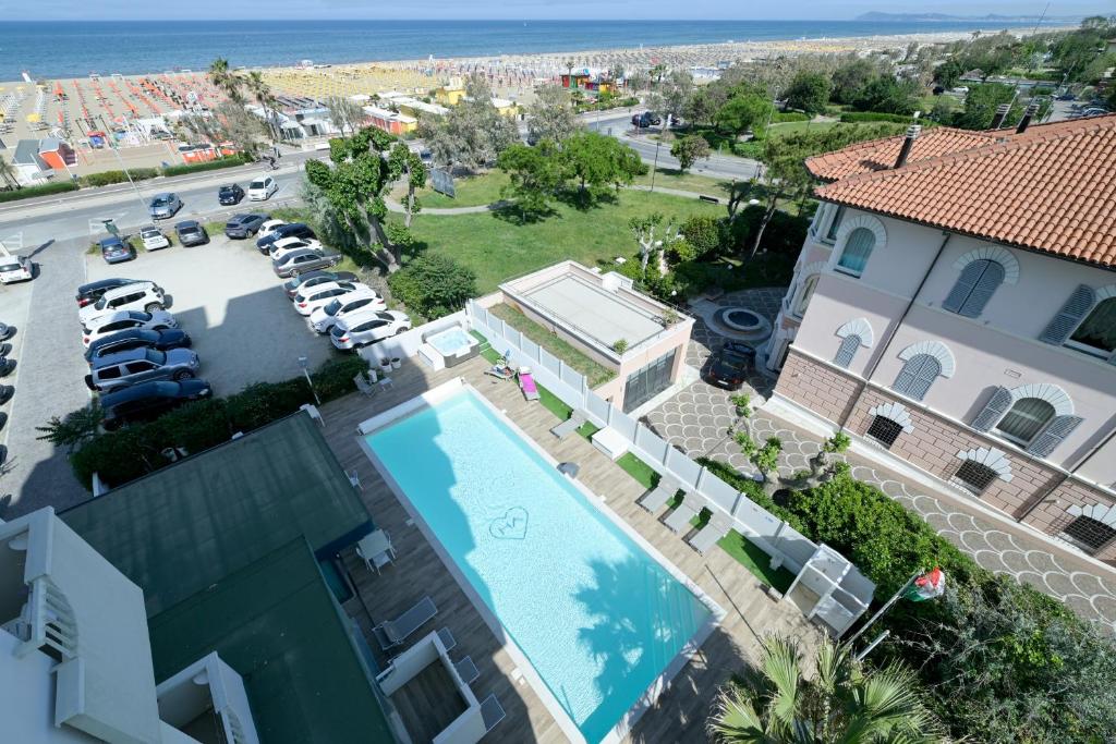 une vue aérienne d'une maison avec piscine dans l'établissement Hotel Aristeo, à Rimini