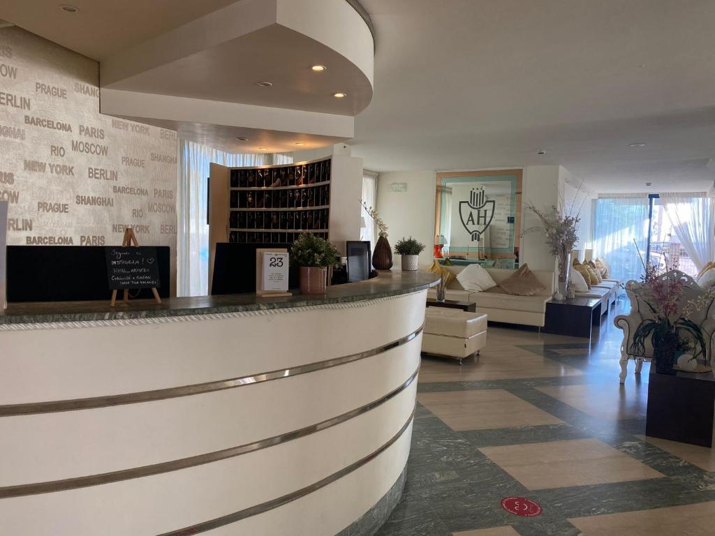 - un bar dans une salle de dégustation de vins avec hall dans l'établissement Hotel Aristeo, à Rimini 105 autres photos