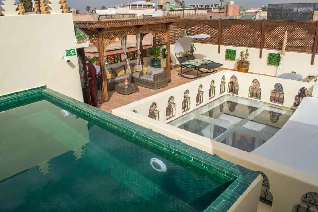 une vue aérienne d'une maison avec piscine dans l'établissement Perlekech Riad & Spa, à Marrakech