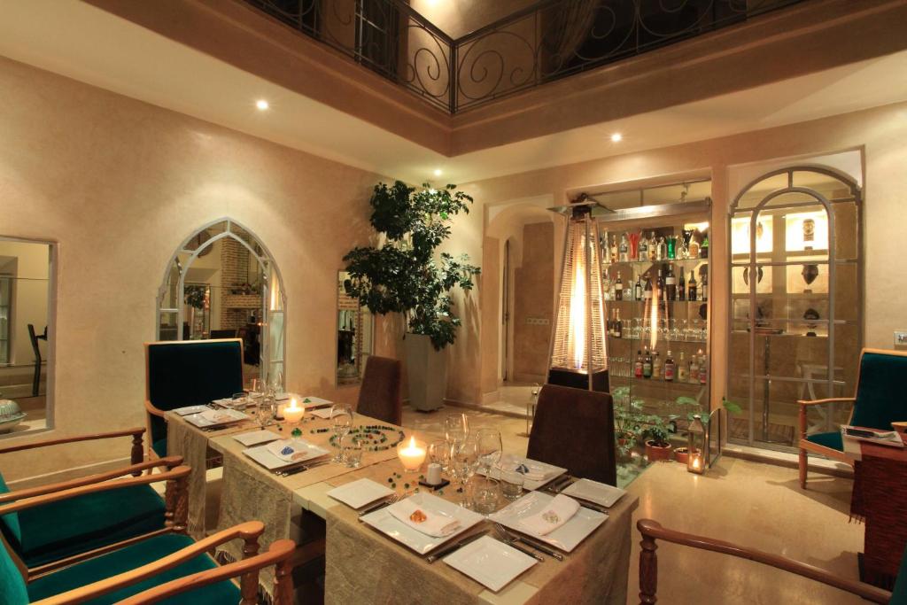 une salle à manger avec une longue table et des chaises dans l'établissement Riad Infinity Sea, à Marrakech