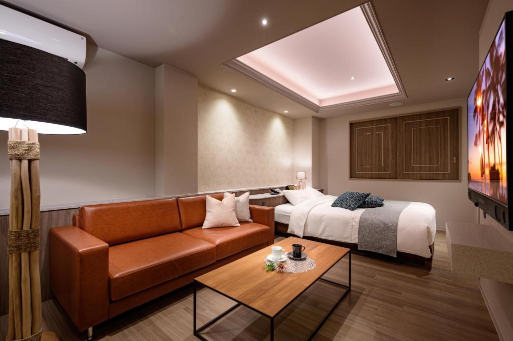 une chambre d'hôtel avec un canapé et un lit dans l'établissement BAMBOO GARDEN 相模原, à Sagamihara 15 autres photos