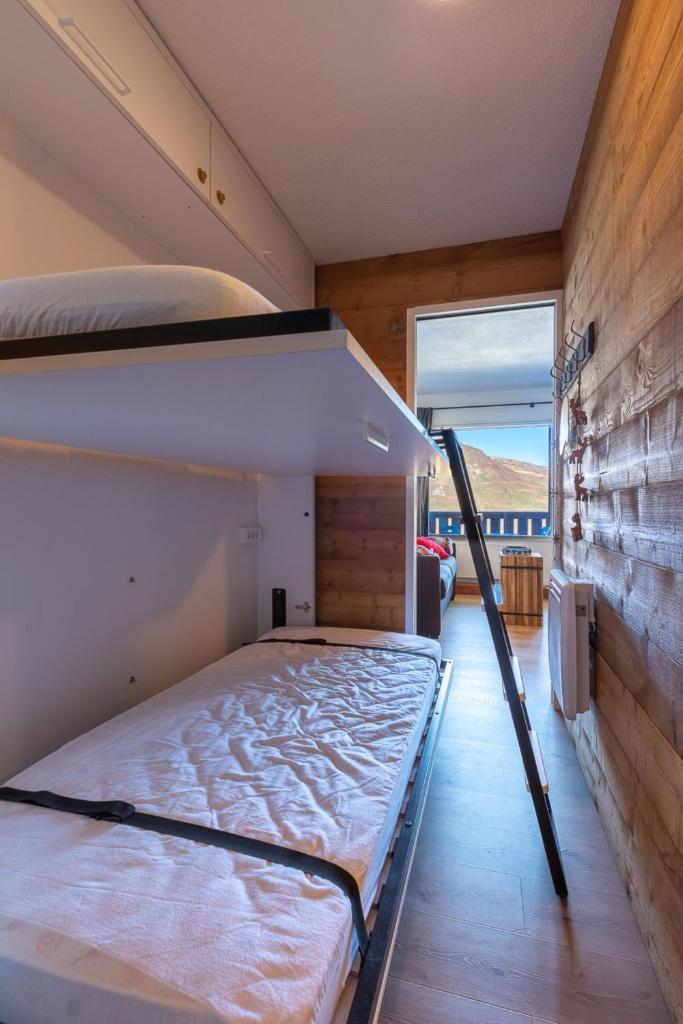 - une chambre avec des lits superposés dans une maison dans l'établissement Résidence Le Necou - Les Ménuires, aux Menuires