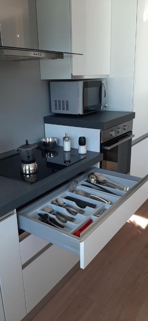 - une cuisine avec un comptoir et une cuisinière four supérieur dans l'établissement Villa Mari, à Dervio