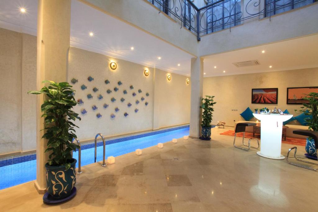 - un hall avec une piscine au milieu d'un bâtiment dans l'établissement Riad Infinity Sea, à Marrakech