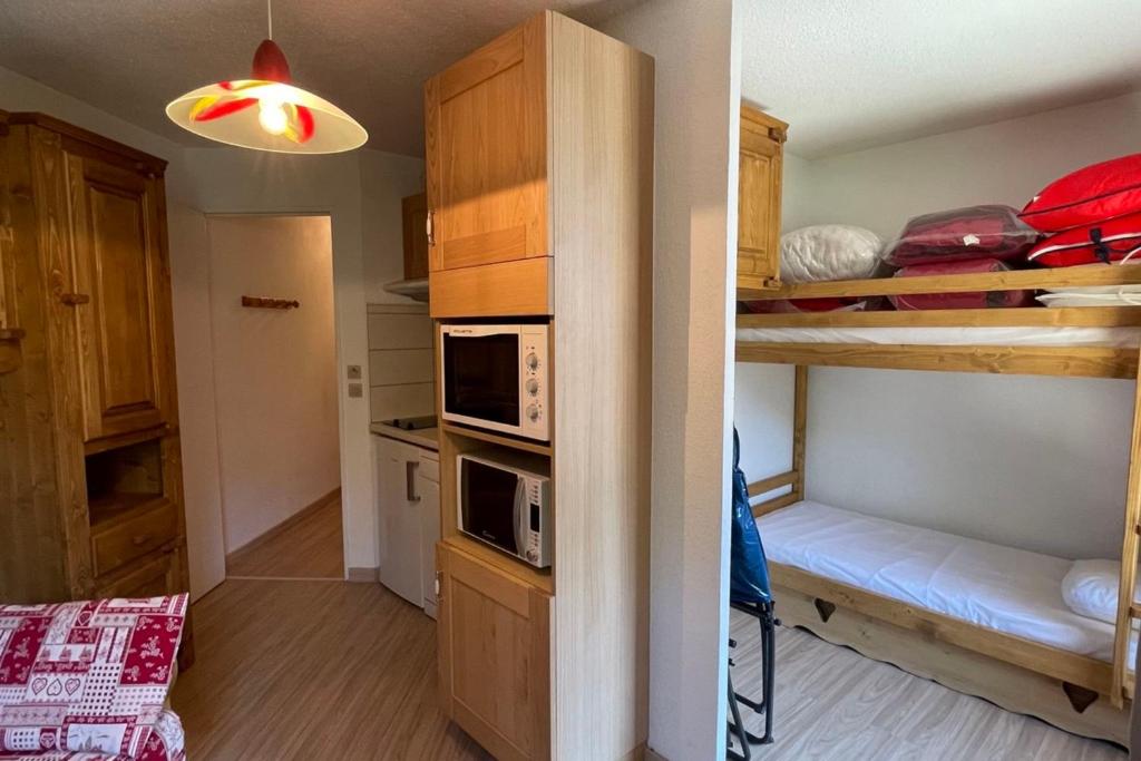 une petite chambre avec deux lits superposés et une cuisine dans l'établissement Vue Des "Chavants" Studio 20 M With Balcony, aux Houches