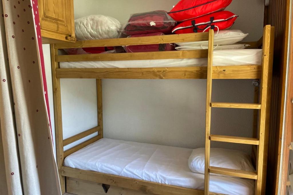 - un ensemble de lits superposés dans une chambre avec une échelle dans l'établissement Vue Des "Chavants" Studio 20 M With Balcony, aux Houches 5 autres photos