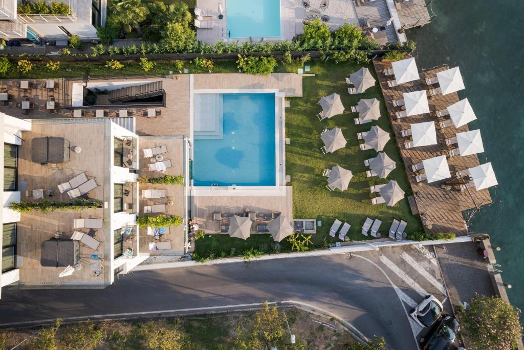 une vue aérienne d'une maison avec piscine dans l'établissement Hotel Vinci, à Sirmione