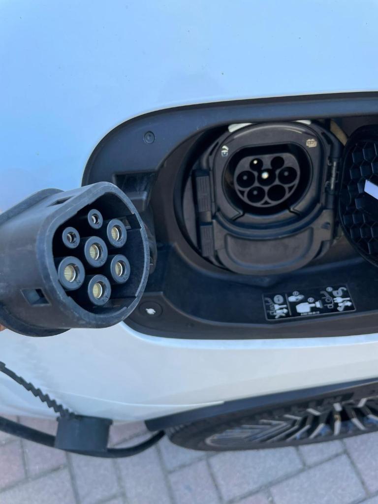 un téléphone portable assis au-dessus d'une table dans l'établissement Hotel Fiorella, à Senigallia