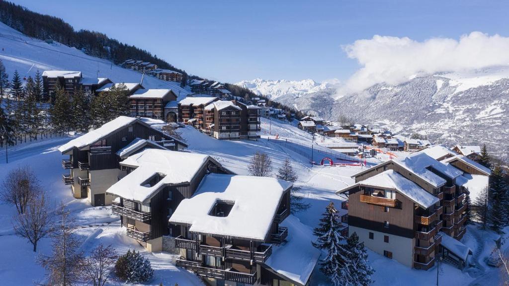 un complexe dans les montagnes couvertes de neige dans l'établissement Studio 442 au pied des pistes La Plagne, à Aime La Plagne