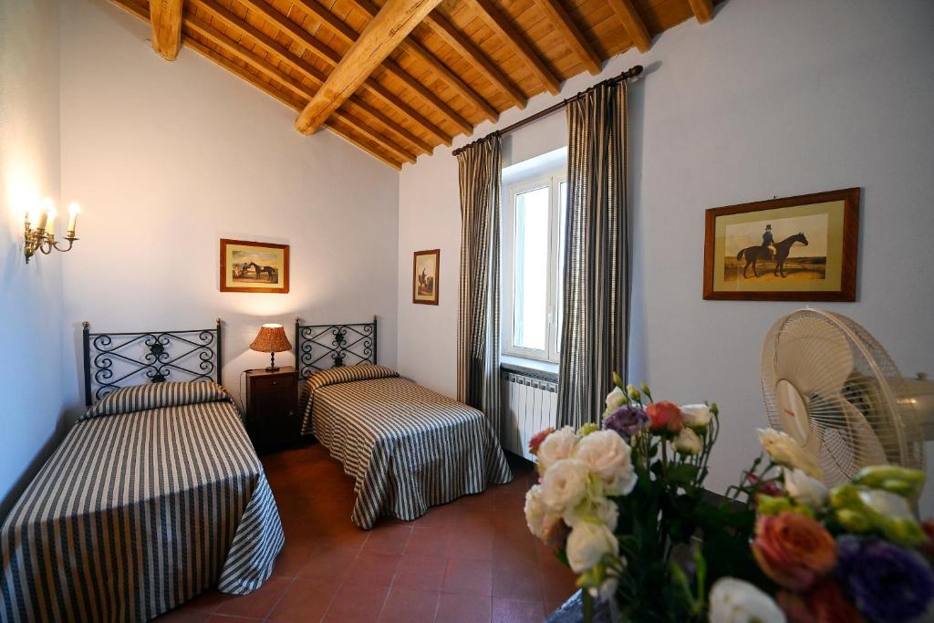 une chambre avec deux lits et une fenêtre dans l'établissement Tenuta Santa Cristina, à Magliano Sabina 113 autres photos