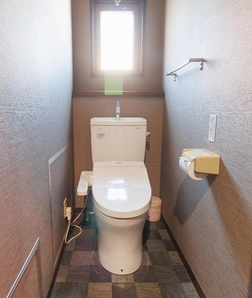 La salle de bains est pourvue de toilettes blanches et d'une fenêtre. dans l'établissement Hotel Wave大人専用, à Hiroshima 24 autres photos