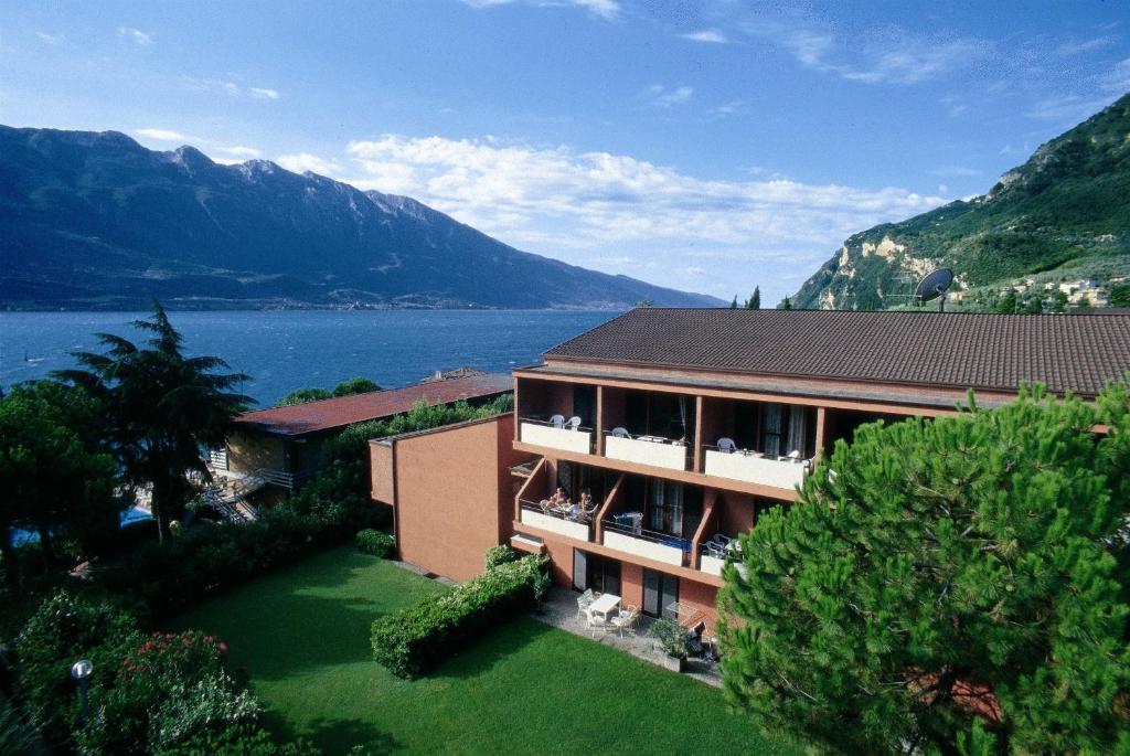 Cette maison offre une vue sur le lac et les montagnes. dans l'établissement Residence San Luigi, à Limone sul Garda