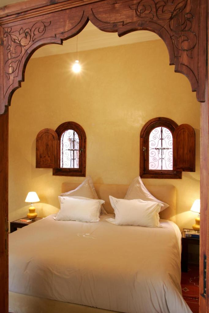 - une chambre avec un grand lit blanc et 2 fenêtres dans l'établissement Riad L'Emir, à Marrakech 37 autres photos