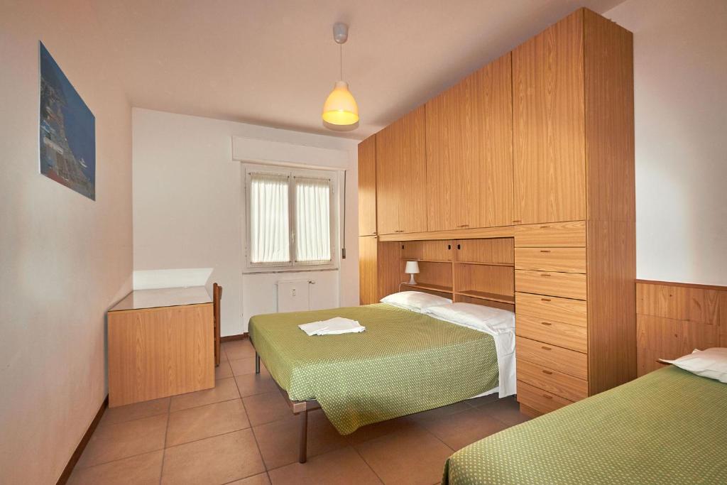 - une petite chambre avec deux lits et un lit dans l'établissement Ligure Residence Appartamenti per Vacanze, à Pietra Ligure