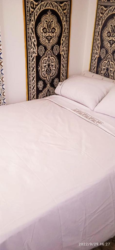 - la fermeture d'un lit dans une chambre dans l'établissement Riad Soul of Tetouan, à Tetouan