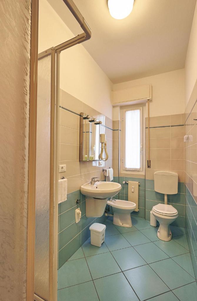 une salle de bain avec deux toilettes et un lavabo dans l'établissement Ligure Residence Appartamenti per Vacanze, à Pietra Ligure