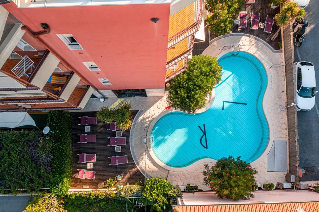 une vue aérienne d'une piscine dans un hôtel dans l'établissement Ligure Residence Appartamenti per Vacanze, à Pietra Ligure