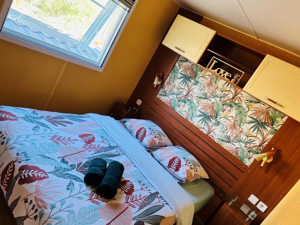 une petite chambre avec un lit et une fenêtre dans l'établissement Joli Mobil-Home de Vacances, Ideal pour les familles, à Rocbaron