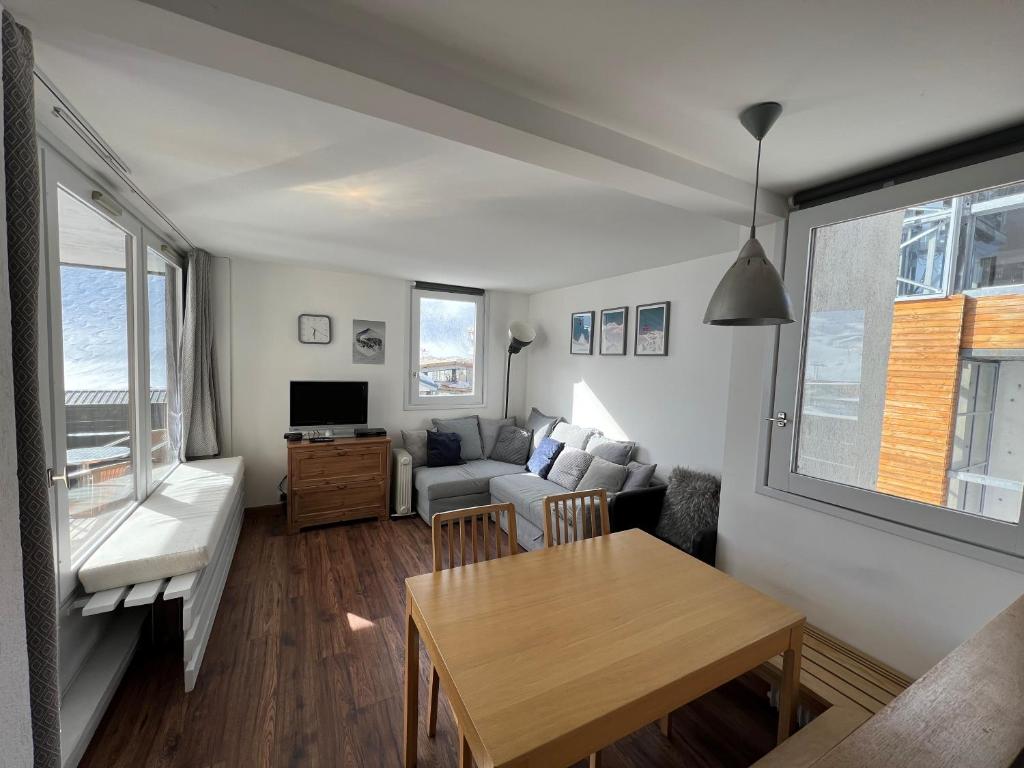 un salon avec une table et un canapé dans l'établissement Residence Bollin No.21, à Tignes