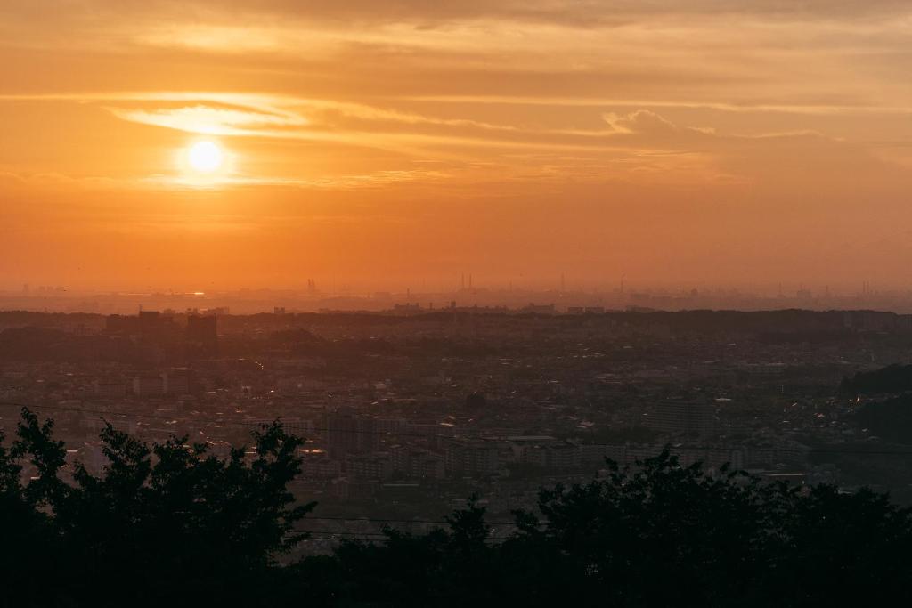 - un coucher de soleil sur une ville dans l'établissement KAMENOI HOTEL Tondabayashi, à Tondabayashi