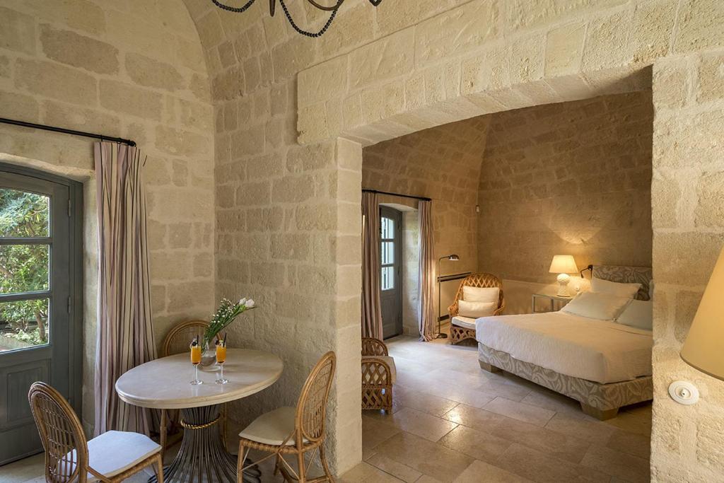 une chambre avec un lit et une table dans une pièce dans l'établissement Palazzo Margherita, à Bernalda 44 autres photos