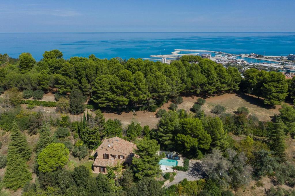 Vue aérienne d'une maison sur une colline arborée dans l'établissement Villa Panorama, à Pesaro