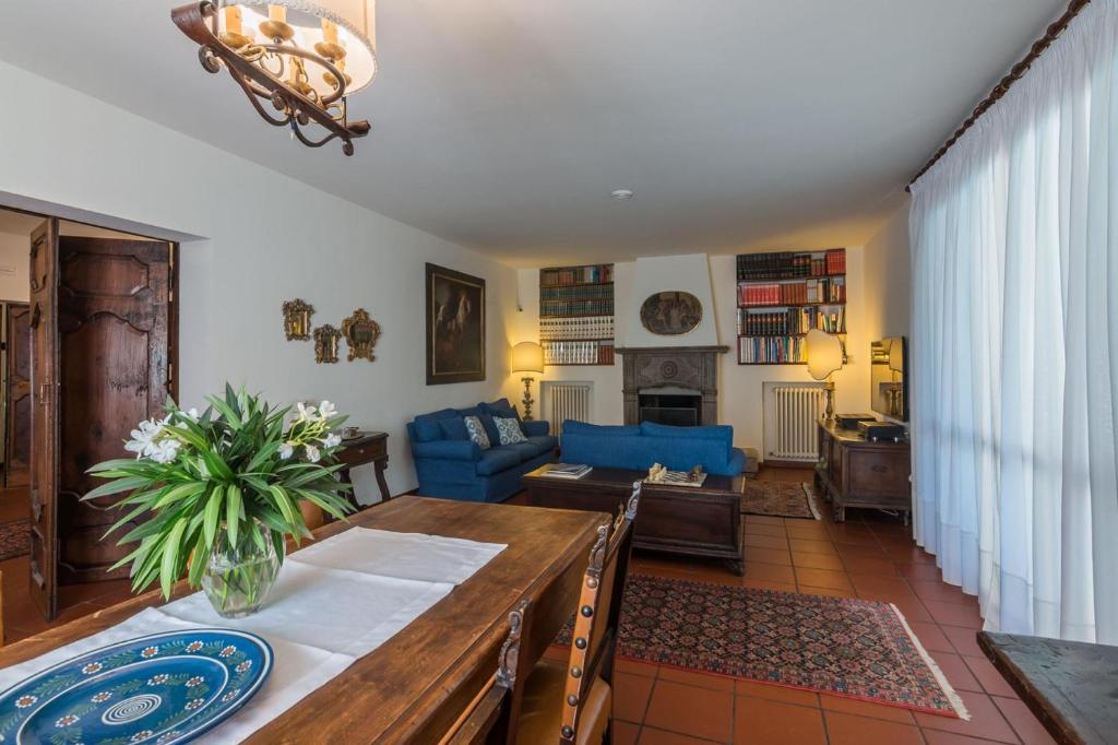 un salon avec une table et un canapé bleu dans l'établissement Villa Panorama, à Pesaro