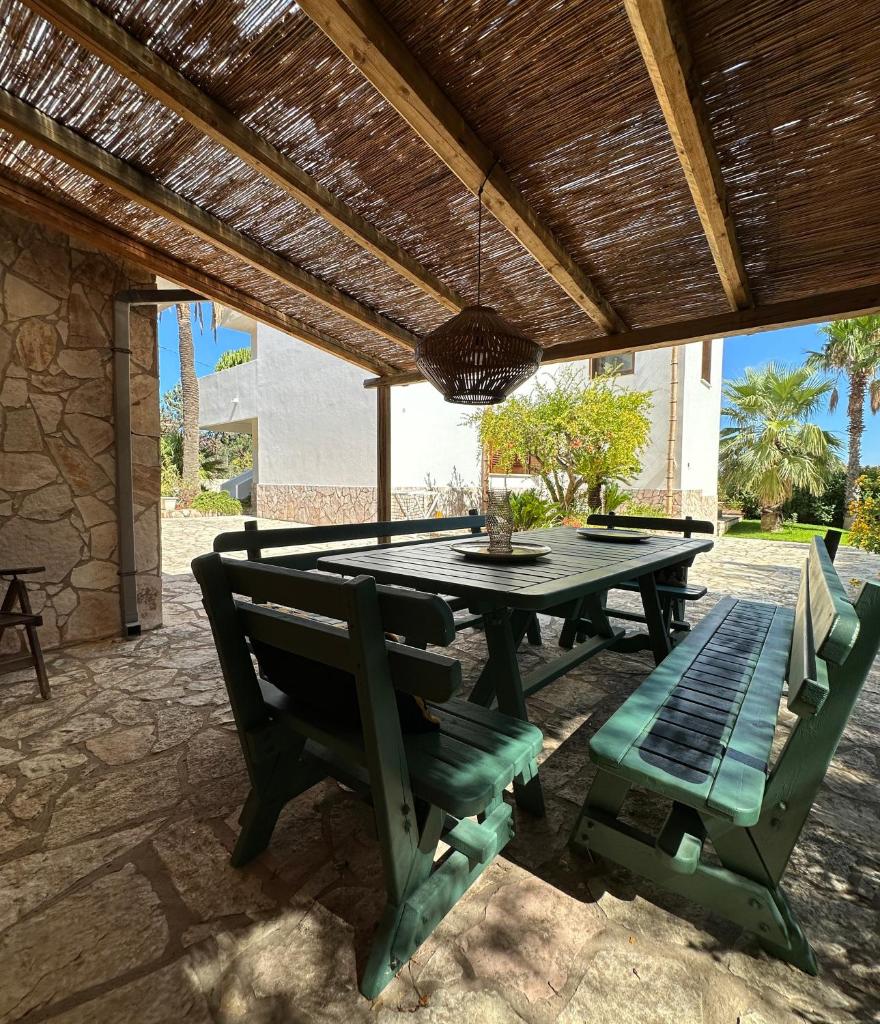- une table de ping-pong et des chaises sur la terrasse dans l'établissement Stunning Seafront Villa in Scopello Pool & Jacuzzi, à Scopello 40 autres photos