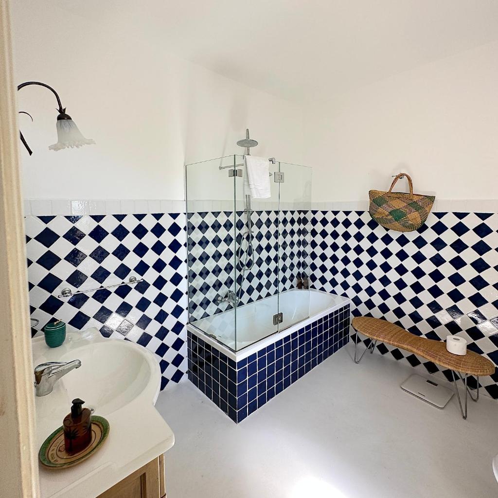 une salle de bain avec une douche en verre et un lavabo dans l'établissement Stunning Seafront Villa in Scopello Pool & Jacuzzi, à Scopello