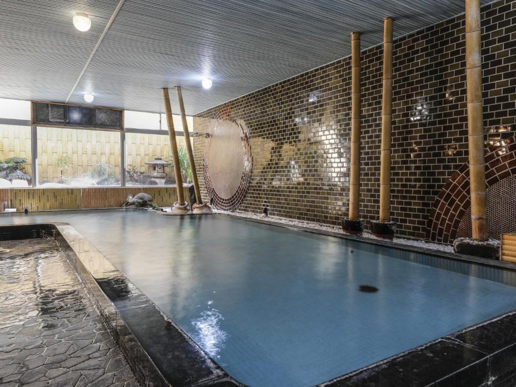 - une grande piscine dans un bâtiment avec piscine dans l'établissement Ohashikan, à Matsue
