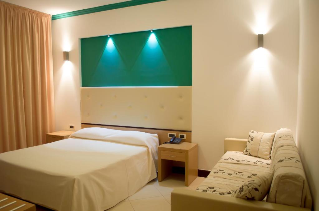 Cette chambre comprend 2 lits et un écran vert. dans l'établissement Park Hotel Tyrrenian, à Amantea 37 autres photos