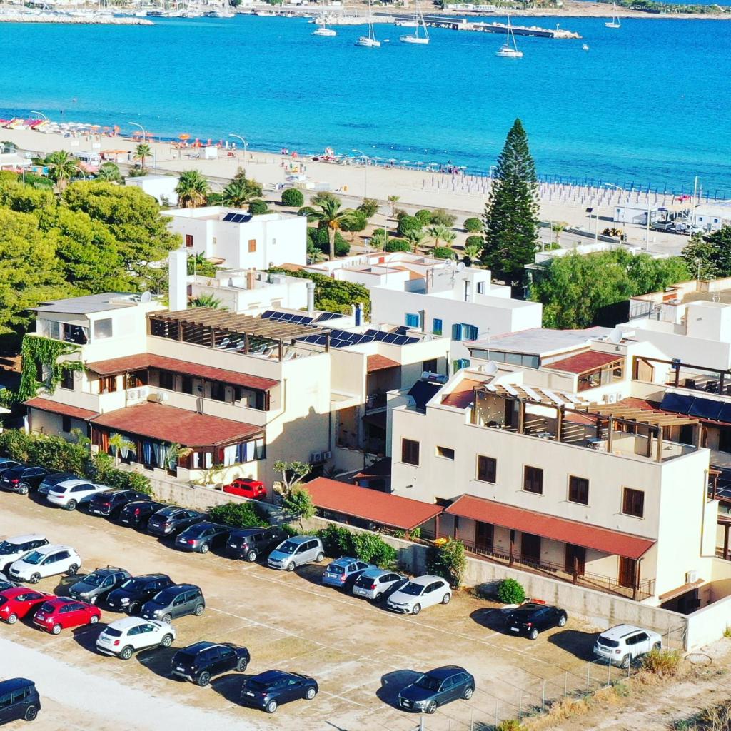 une vue aérienne d'un parking à côté d'une plage dans l'établissement Hotel Iride by Marino Tourist, à San Vito Lo Capo