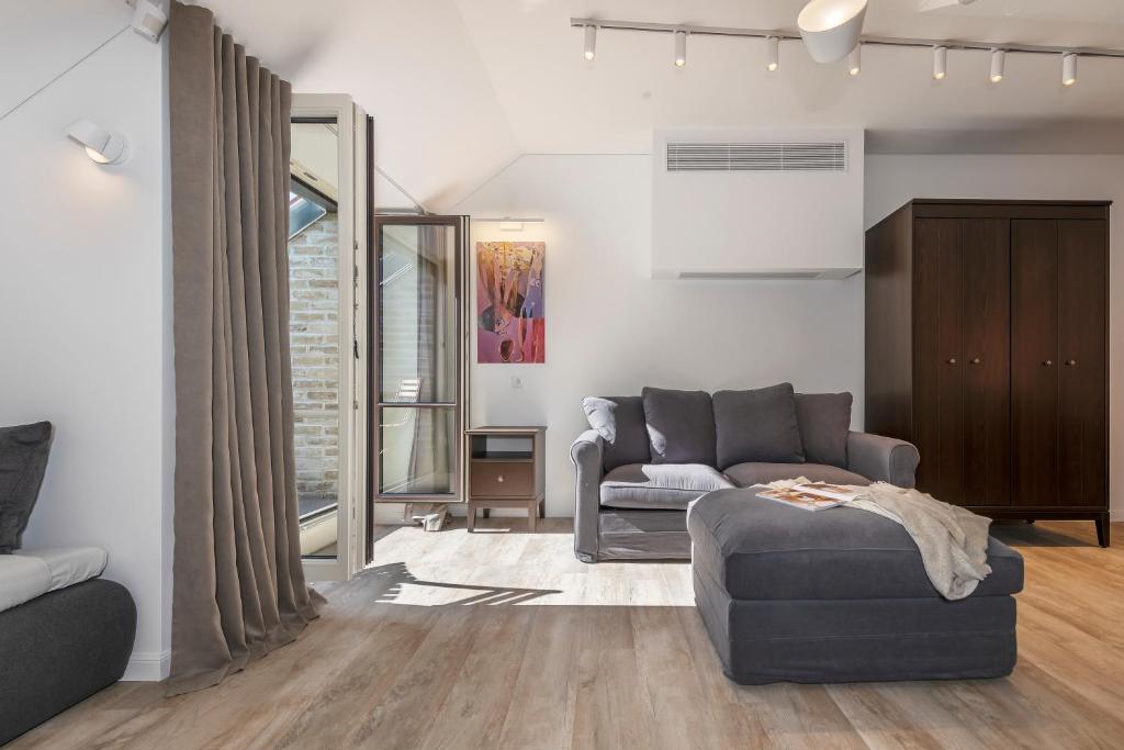 Artsy Exclusive Old Town Residence Gallery Walk 2