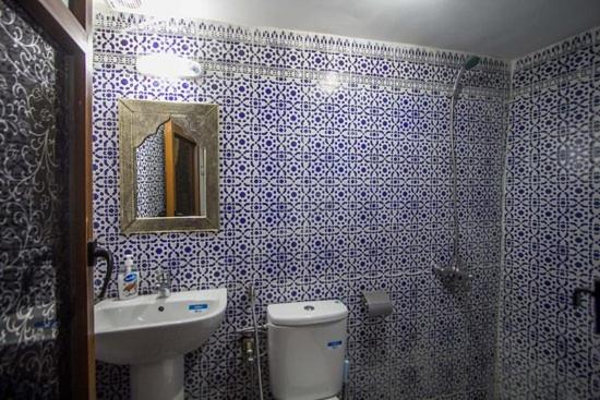 une salle de bain bleue et blanche avec des toilettes et un lavabo dans l'établissement Dar Miouda Fes, à Fès