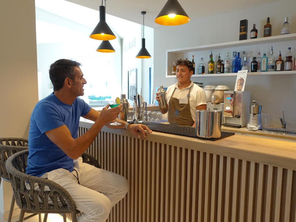 2 hommes assis au bar d'un restaurant dans l'établissement Eleamare Resort, à Castellammare di Velia 31 autres photos