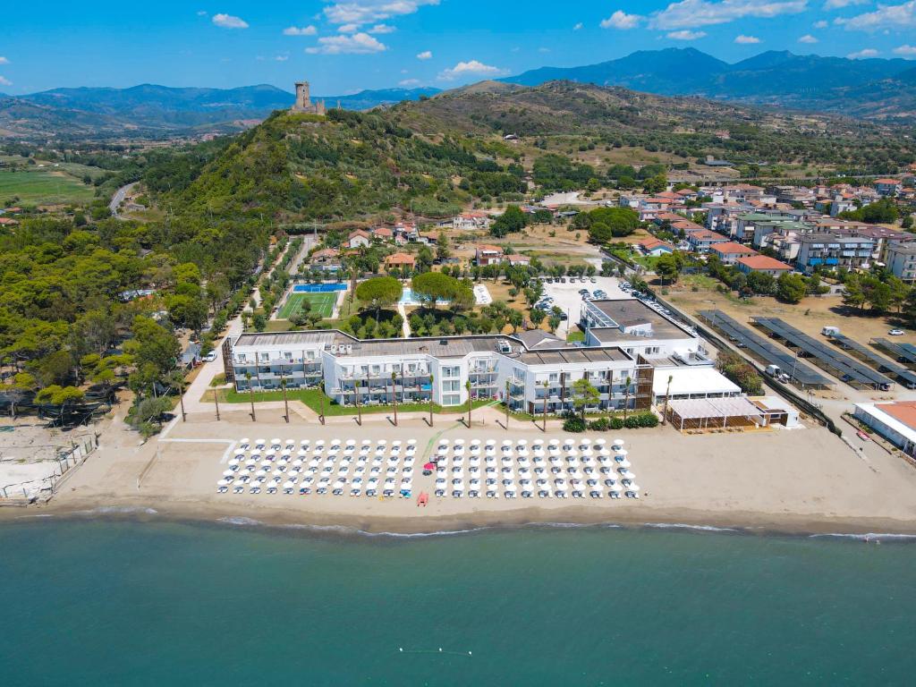une vue aérienne d'un complexe hôtelier sur la plage dans l'établissement Eleamare Resort, à Castellammare di Velia