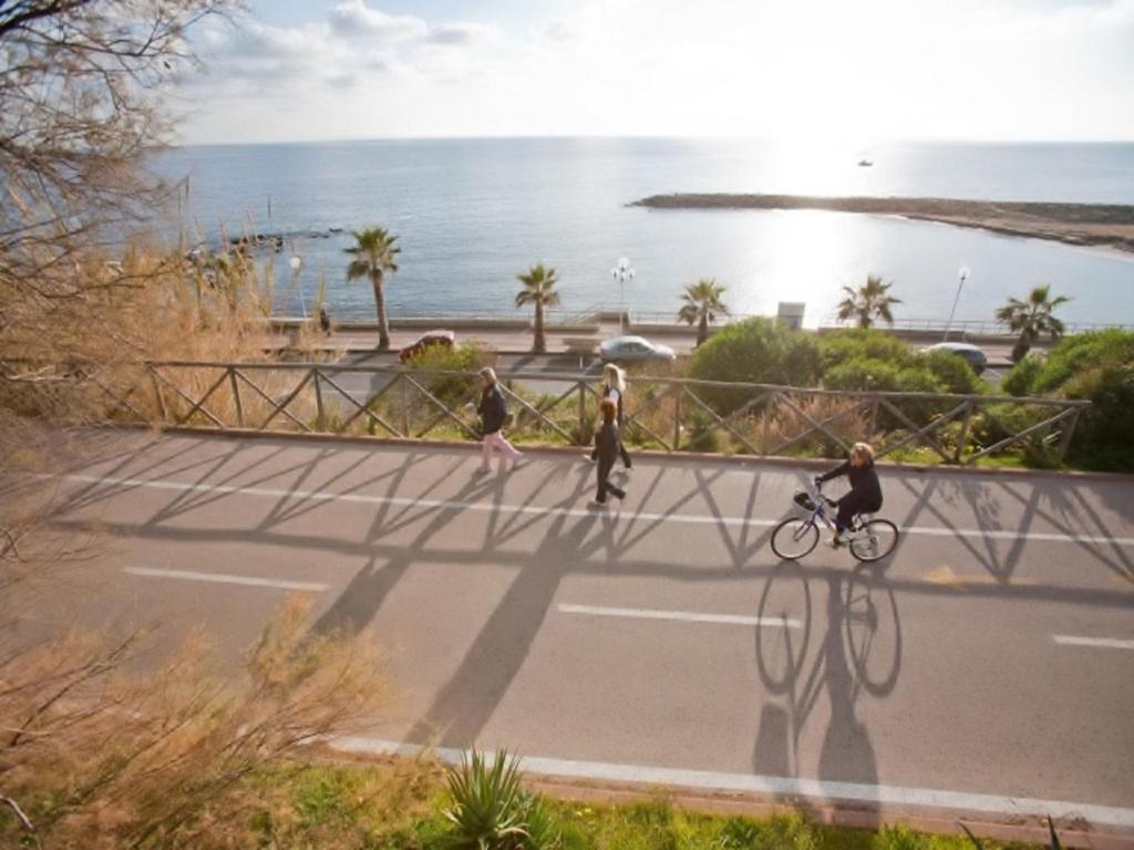 un groupe de personnes voyageant à vélo dans une rue dans l'établissement Hotel Paradiso, à Sanremo