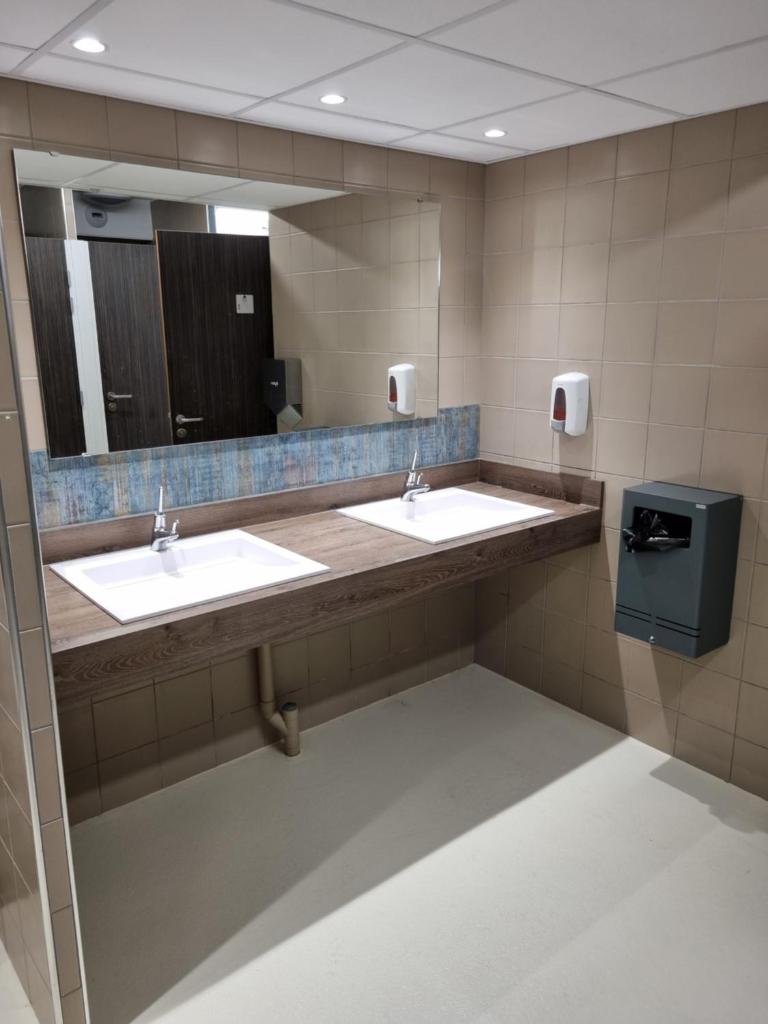 - une salle de bains commune avec deux lavabos et un miroir dans l'établissement VOILIER AU SOLEIL LEVANT, au Havre 11 autres photos