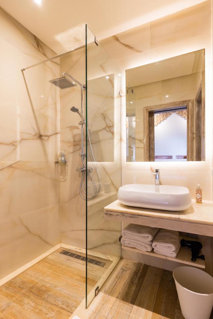 une salle de bain avec douche et lavabo dans l'établissement Riad Zyo, à Rabat