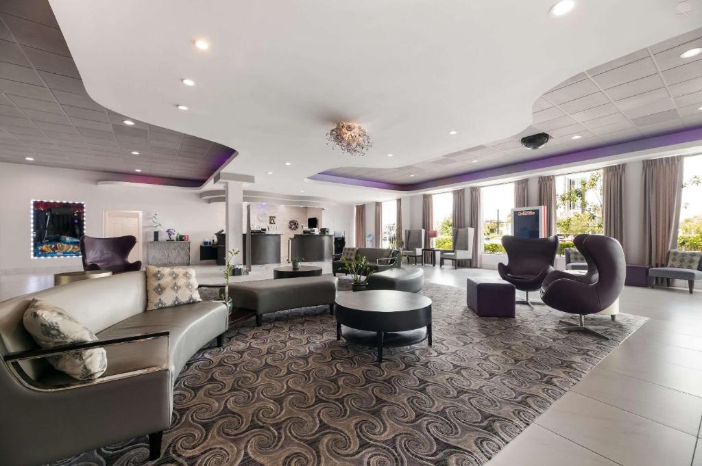 Clarion Inn & Suites Across From Universal Orlando Resort Image