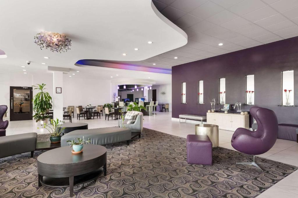 Clarion Inn & Suites Across From Universal Orlando Resort Image