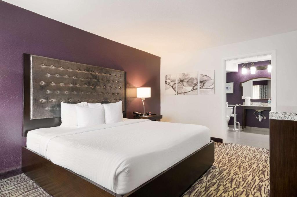 Clarion Inn & Suites Across From Universal Orlando Resort Image